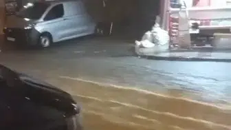 İstanbul'da akşam saatlerinde kabus: Yollar su altında kaldı