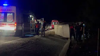 Erzincan yolunda bal taşıyan minibüsün freni boşaldı: 3 yaralı
