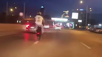 Bursa trafiğinde yürekleri ağza getiren anlar: Plakasız motosikletle şov yaptı