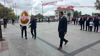 Bandırma'da ders zili heyecanı: Minik öğrencilere çiçekli karşılama