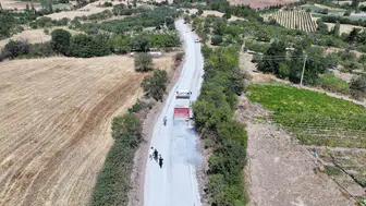 Çeyrek asırlık bekleyiş sona erdi: 1999'dan beri toprak olan yola ilk asfalt döküldü