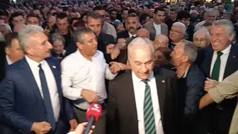 Özgür Özel'in Bursa Ziyaretinde Gündem Yaratan Anlar: Tokalaşma Sonrası Dikkat Çeken Hareket