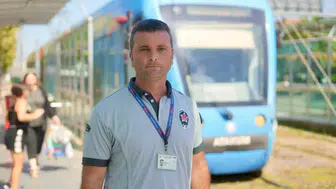 Saniyelerle yarışan o an: Tramvay raylarına koşan minik kızı babalık refleksi kurtardı