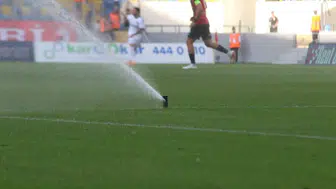 Süper Lig'de şaşkına çeviren an: Oyun alanı bir anda göle döndü