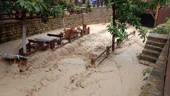 Samandağ'da kabus dolu sabah: Dereler taştı, iş yerlerini su bastı