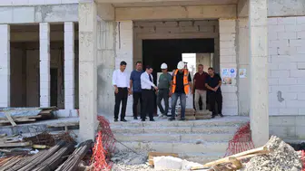 Arsuz'da minik öğrencilerin geleceği için şantiye alanlarında hummalı çalışma