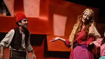 Balıkesir'de tiyatro şöleni: Salon yetmedi, seyirci merdivenlere taştı