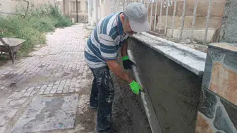 Cübbesini çıkardı, malayı eline aldı: İmamdan örnek tadilat çalışması