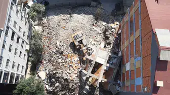 Küçükçekmece'deki yıkımda saniyelerle gelen mucize: Operatör ölümden döndü