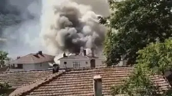 Sarıyer'de korkutan çatı yangını: Park halindeki araç hurdaya döndü