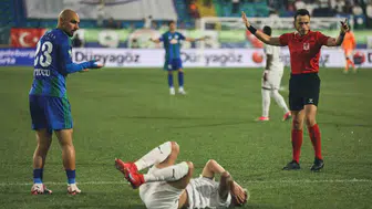 Rize'de şanssız an: Kendi kalesine attığı gol ev sahibini yaktı