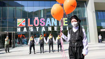 Dokuz yaşındaki Dursun Ali'nin zaferi: İki kez yendiği lösemiyi horonla uğurladı