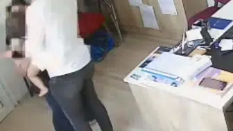 Muhtarlıkta saniyelerle yarış: Minik kızın hayatını kurtaran o hamle kamerada