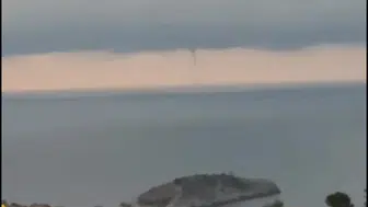 Amasra kıyılarında korku dolu anlar: Denizden yükselen dev hortum kamerada
