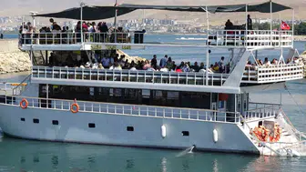 Sınırın ötesinde savaşın gölgesi olsa da Van'da tatil keyfi kesintisiz sürüyor