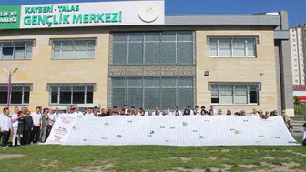 On iki metrelik hüzün: Gazze'de katledilen binlerce çocuğun ismi Kayseri'de yankılandı