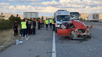 Sivas-Kayseri yolunda dehşet anları: Otomobil TIR'a çarptı, 6 kişi hastanelik oldu
