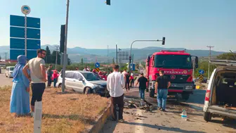 Geyve yolunda korkunç kaza: İki araç çarpıştı, altı kişi hastanelik oldu