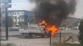 Van'da sabah trafiğinde korku dolu anlar: Kamyonet bir anda alev topuna döndü