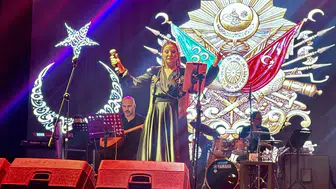 Bodrum gecelerinde türkü rüzgarı: Elif Avcı sahne performansıyla büyüledi