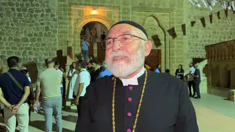 Cübbesinin altında şanlı bir madalya taşıyor: Kıbrıs gazisi Süryani papazın vatan nöbeti