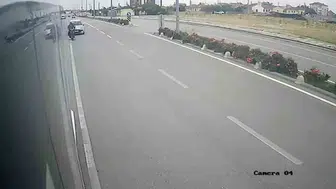 Karaman'da dehşet anları: Otomobilin çarptığı bisikletli servis aracının altına uçtu