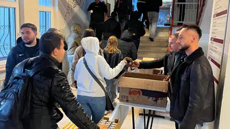Söğüt'te gençlerin yüzünü güldüren dayanışma: Üniversitelilere sürpriz ikram