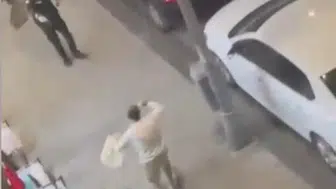 Esenler'de bıçaklı saldırı girişimi: Polis ekiplerine koşan şüpheli bacağından vuruldu