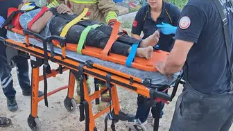 Hatay'da traktör dehşeti: Devrilen aracın altında kalan 3 kişi için zamana karşı yarış