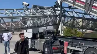 Erzurum yolunda şaşkına çeviren kaza: Damper açık unutulunca EDS direği yerle bir oldu