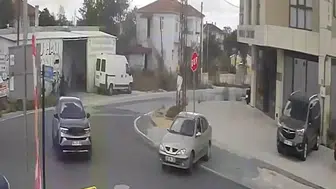 Kaza sonrası şaşkına çeviren anlar: Tabelayı suçlu ilan edip sökmeye kalkıştı