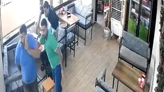 Yemek yerken depreme yakalandı: Terliklerini bile unutup kendini dışarı attı