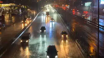 Meteorolojinin uyarısı gerçeğe dönüştü: İstanbul'da aniden bastıran sağanak hayatı felç etti
