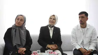 Bakan Göktaş'tan sürpriz ziyaret: Evlilik kredisini kullanan çiftin kapısını çaldı