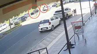 Diyarbakır'da saniyelerle gelen acı son: Kapı açıldı, motosikletli yola savruldu