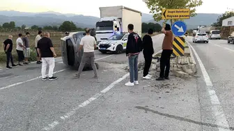 Saniyelerle ölçülen büyük tehlike: Çevre yolunda direksiyon hakimiyetini kaybedince takla attı