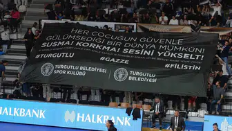 Turgutlu'da basketbol parkesinde vicdan nöbeti: Çocuklar için siyah kartonlu isyan
