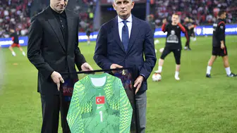 Ay-yıldızlı formaya duygusal veda: Mert Günok için Kocaeli'de özel tören