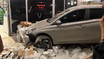 Adana'da akılalmaz trafik kazası: Aynı dükkana saniyeler arayla daldılar