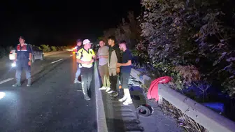 Manisa'da gece yarısı dehşeti: Bariyerlere sıkışan sürücü için zamana karşı yarış