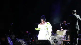 Diva'nın Çivril çıkarması: Elma temalı kostümüyle 50 bin kişiyi büyüledi