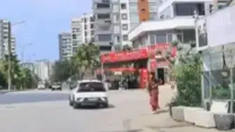 Adana'da saniyelerle gelen mucize: Kontrolden çıkan otomobil dehşet saçıyordu