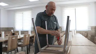 Alzheimer'a inat tamir aşkı: 83 yaşındaki usta tedavi merkezinin gönüllü teknikeri oldu