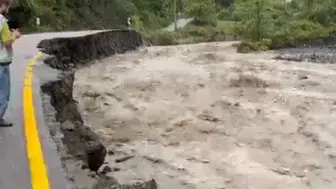 Geyve'de korkutan anlar: Karaçay Deresi'nin taşmasıyla yol yarıldı
