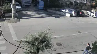 Dar sokakta tır dehşeti: Manevra yaparken önüne geleni devirdi