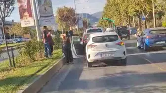 Menteşe'de trafik kilitlendi: Üç araç birbirine girdi