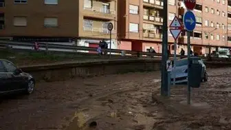 İspanya'da doğa felaketi: Sele kapılan araçta can pazarı