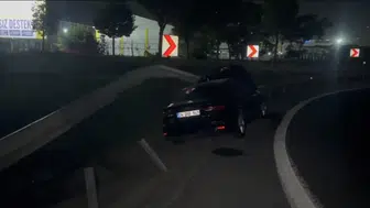 Basın Ekspres Yolu'nda gece yarısı dehşeti: Virajı alamayan otomobil refüje saplandı