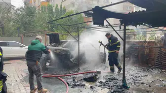 Otomobilini kurtarmak isterken alevlerin arasında kaldı