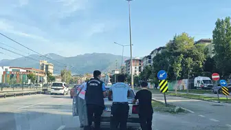 Bursa trafiğinde imkansızı başardılar: Zabıta ekipleri aracı kilometrelerce itti